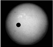 ändringar i radialhastigheten (genom Dopplereffekten). Hastigheten beror på planetmassan,stjärnmassan och planetens avstånd från stjärnan.