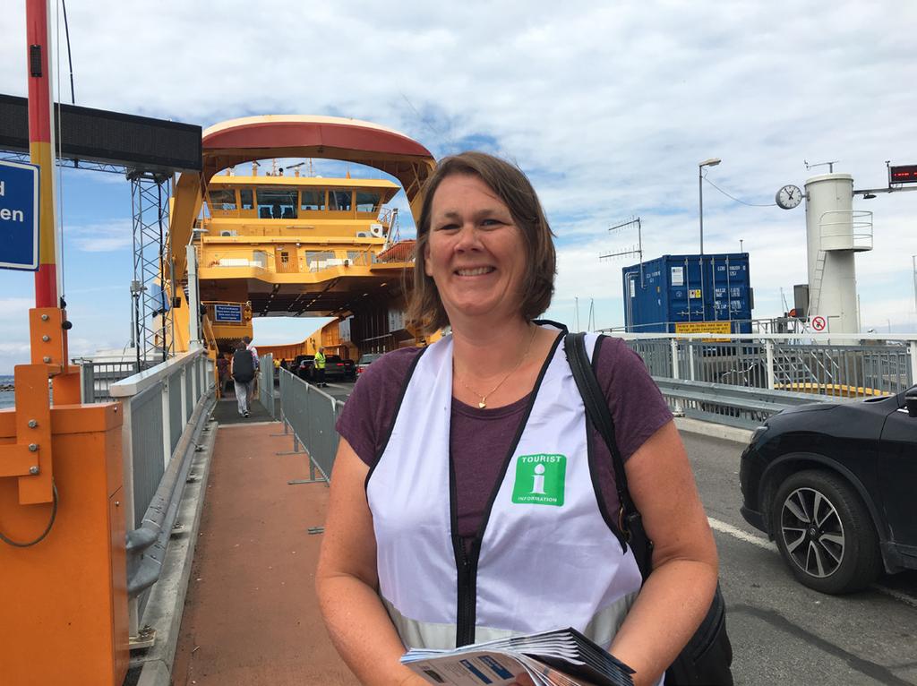 OMBORD Sofia Allard är en av kommunens turistinspiratörer som hjälper turister på Visingsöleden.