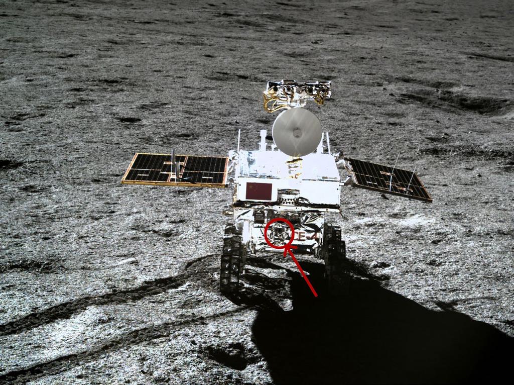 Strövaren Yutu-2 på månens yta. Bilden är tagen från landaren. Den röda cirkeln visar var ASAN-instrumentet sitter monterat.