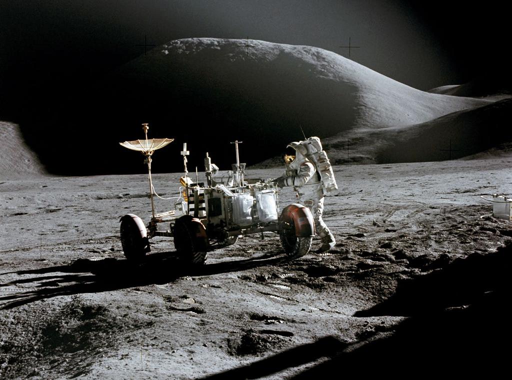 Astronauten James Irwin med månbilen LRV under den fjärde månlandningen, Apollo 15, sommaren 1971.