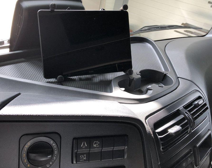 2. Montera surfplattan på lämpligt ställe, väl åtkomlig från förarplatsen. Monteringsexempel Mercedes Atego. 3.