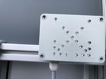 Gäller höj-/sänkbar X5. A B C D E F I den översta raden och i X5 upp första kolumnen symboler finns det rutor med vilka X5 snabbstopp X5 ner tavlan med blixtsymboler styrs.