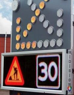 Produktbeskrivning MidiSign är en mobil informationsskylt som tack vare sin storlek och konstruktion följer alla Trafikverkets föreskrifter om vägmärken.