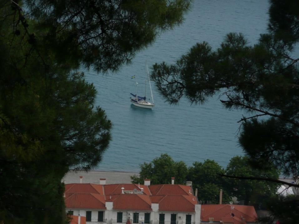 Staden hade en mycket liten hamn, så vi parkerade båten utmed stranden