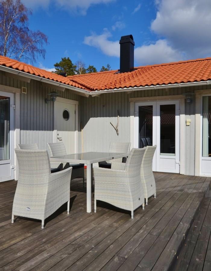 Bostad med genomgående parkettgolv med golvvärme, vita