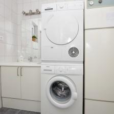 Utrustat med WC, handfat,