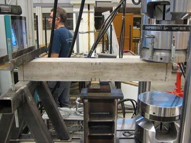 Huvudspricka 475 mm P/2 Utstickande armering Figur 5.5 Tryckning av balk i MTSmaskin. Figur 5.6 Schematiskt skiss över arrangemang i MTS-maskin.