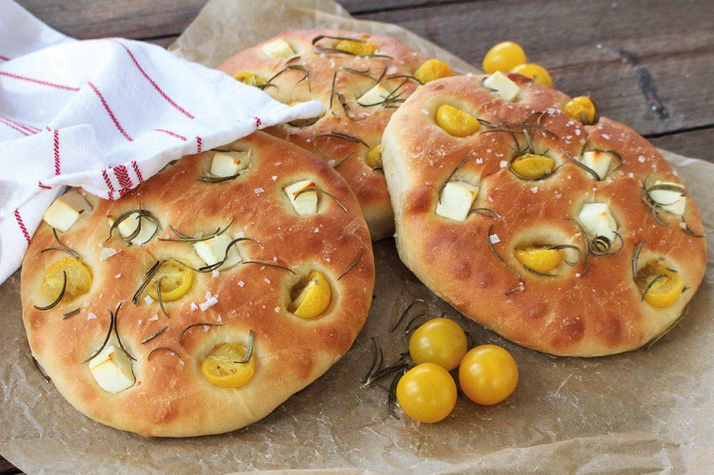 Focaccia Klassiskt italienskt bröd som kan toppas med olika smaksättningar här med körsbärstomater, fetaost och rosmarin.
