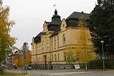 Efter en arkitekttävling och ett antal turer kring vinnande förslag ritades hotellet av dåvarande stadsarkitekten Viktor Åström och stod färdigt 1906.