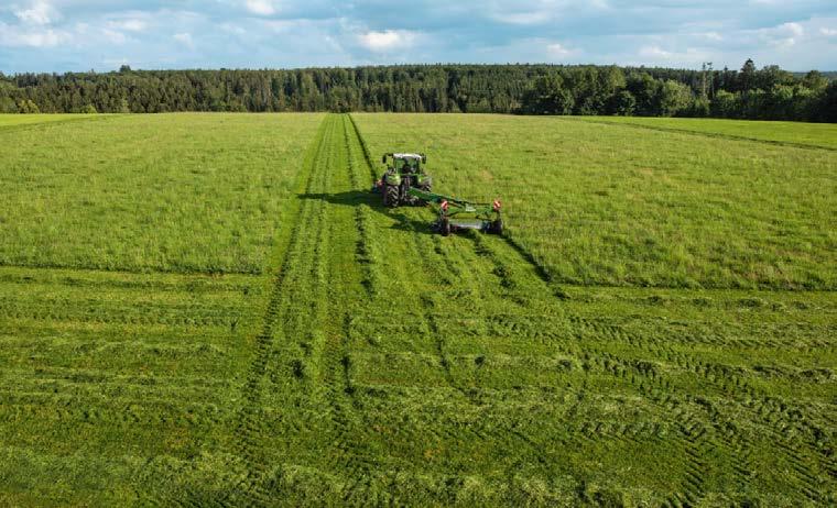 Den centrerade dragstången på Fendt TKC och TRC ger maximal flexibilitet. Slåtterbalkarna Fendt TKC och TRC lyfts upp av den robusta stödramens yttre punkter, vilket garanterar perfekt markföljning.