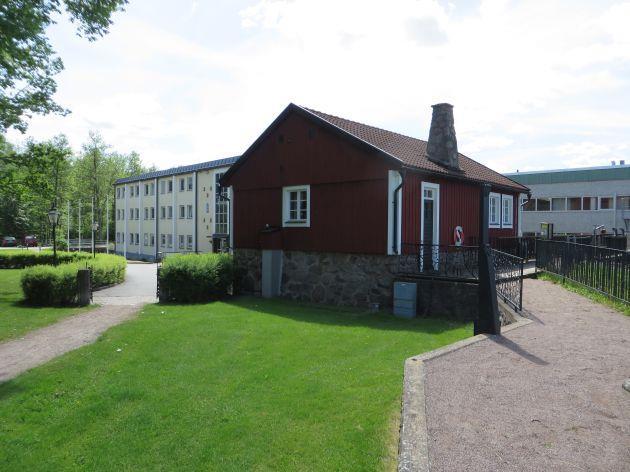 Byggnaden ligger alldeles utmed ån, som till delar