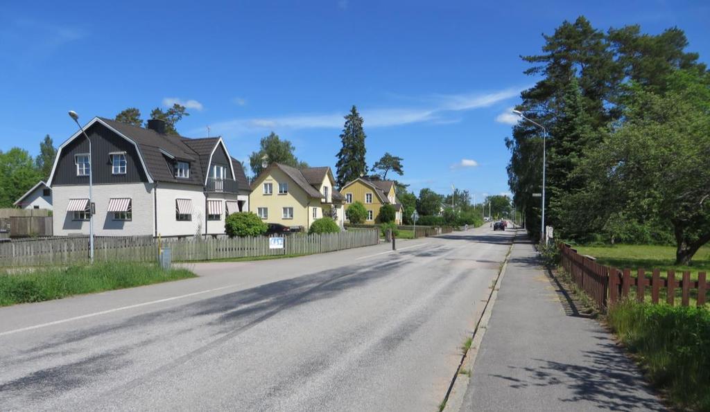 nuvarande skolbyggnaden (1958) har en tidstypiskt utförande. Dessutom fanns ytterligare en byggnad, lågstadiebyggnaden (1974), vilken revs 2013.