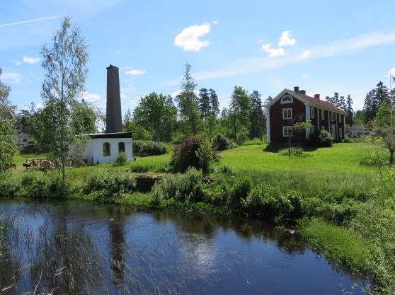 Bostadshuset är exteriört förändrat och ladugården är nedbrunnen.