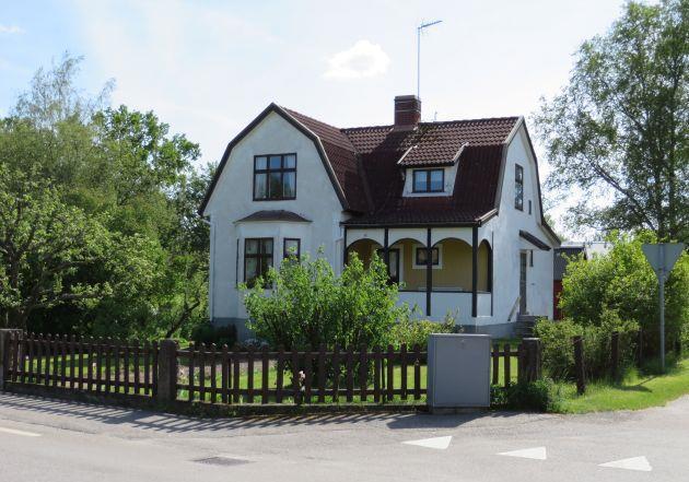 omgivna av spjälstaket. På vänster sida