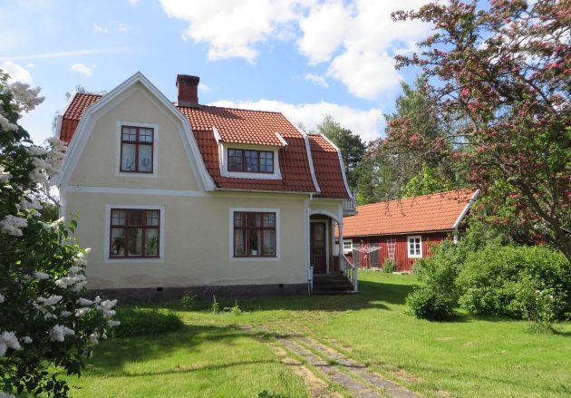 Emmabo 1:61 1:99, bostadshus (1910-tal) med uthus.