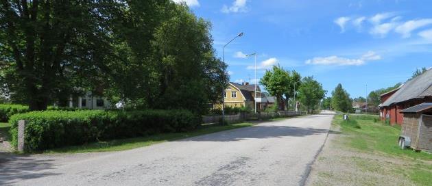 Emmabo har en radbykaraktär med mangårdsbyggnaderna på västra