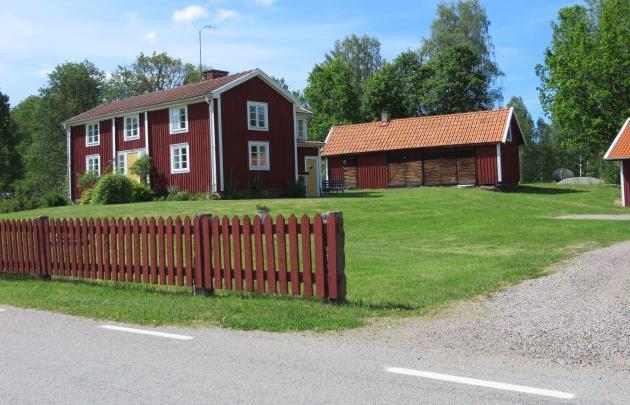 bedrevs en av de tidigaste affärsrörelserna i trakten redan på 1840-talet, Almqvistska affären, och från 1860-talet även tapettryckeri.