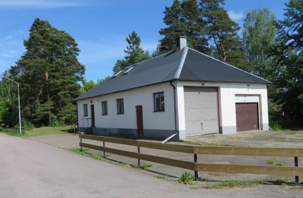 Alldeles öster om denna plats ligger en kvarnbyggnad (ca 1920-tal) som drevs av elkraft, idag antikaffär (Emmabo 1:258).