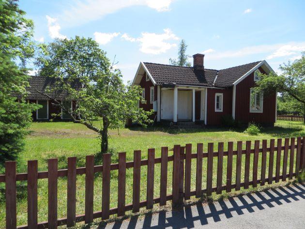 Intill järnvägsstationen, alldeles öster om Norra Lindåsgatan ligger en f.d. banvaktstuga (1876) med tillhörande uthus (Emmabo 1:720).