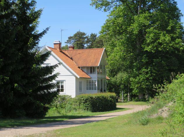 Huset var ursprungligen reveterat, men har idag röd träfasad.