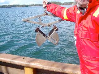 13 den försågs med flytkroppar. Om misstanke fanns att hämtaren kunde ha sjunkit för djupt gjordes provtagningen om. Prov uttogs som representerar de översta 0-2 cm av sedimentet.