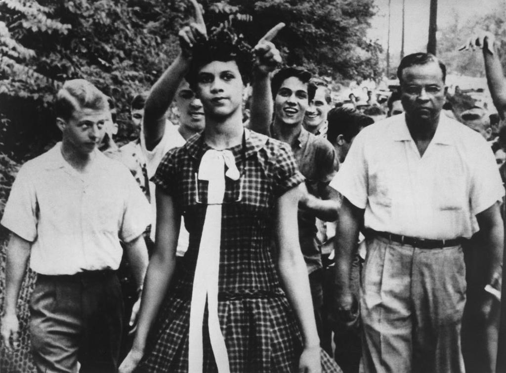 4.2 Diskriminering 1957 Bildtext: Dorothy Counts, the first and at the time only black student to enroll in the newly desegregated Harry Harding High School in Charlotte (NC), is mocked by protestors