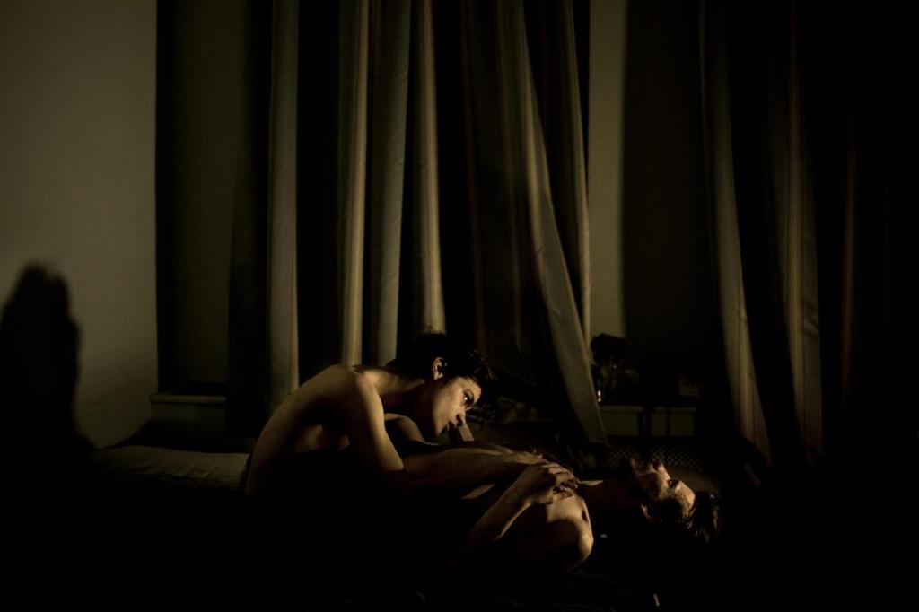 2015 Bildtext: Jon and Alex, a gay couple, share an intimate moment at Alexi s home, a small apartment in St Petersburg, Russia.