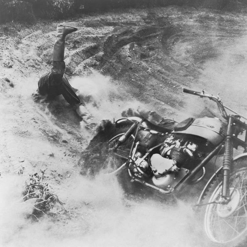 4.3 Olycka 1955 Bildtext: The very first World Press Photo of the Year shows an unknown motorcyclist tumbling from his bike during a motocross race in Randers, Denmark.