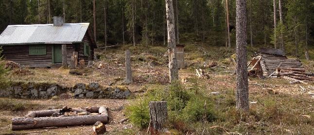 Den står numera olåst och välkomnar förbipasserande. Några har utnyttjat stugan regelbundet och skött om den lite mer. Skadorna från stormen Ivar är ännu inte lagade.
