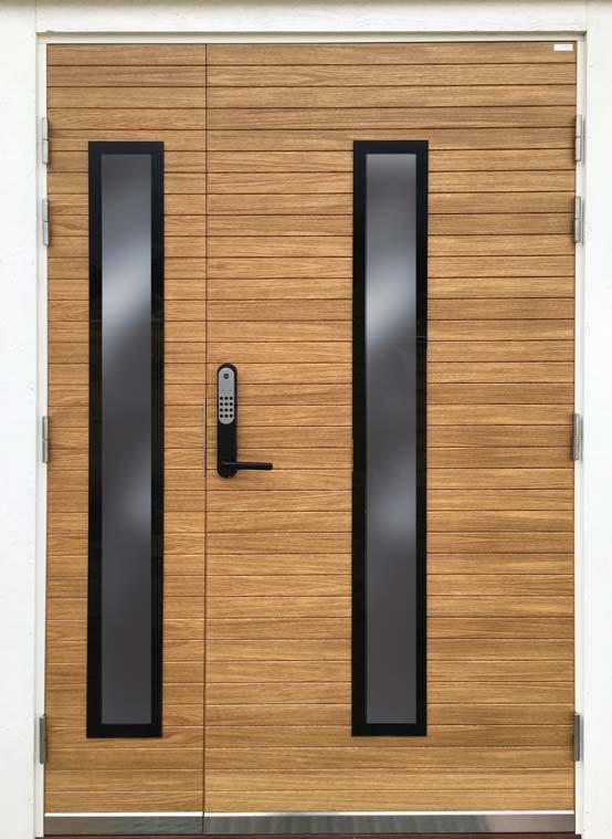Lurs Dörr kvalitet i alla delar 1. Målad med 2-komp. färg i 3 skikt. 2. Dubbelt ramträ, 2st 43x60mm. 4 GÅNGJÄRN 3. Dörrar med glas har ett U-värde på 0,92 och dörrar utan glas 0,82.