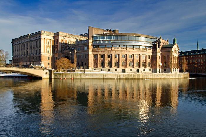 Riksdag och regering Bestämmer vad eleverna ska lära sig i skolan.