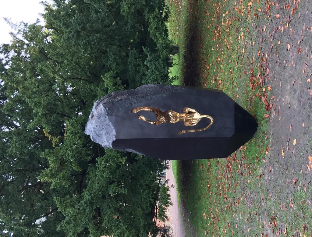 Statyn Meteorit i Lundagård Ett avtryck av Lejonets stjärnbild i en meteorit.