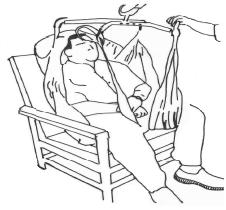 När Tenor är på plats fäster du axelremmarnas fästöglor vid de hakar på lyftbygeln som befinner sig närmast vårdtagaren (se fig. 8 & 9).