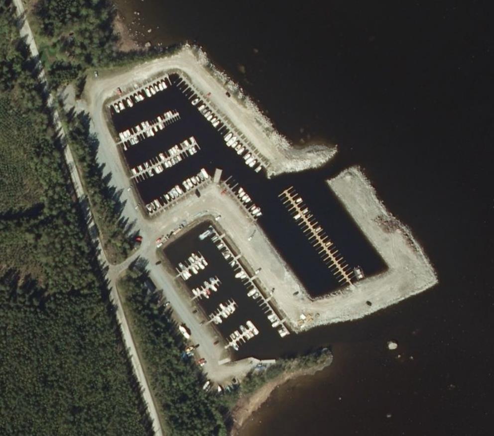 11 Bild 8. Flygbild över hamnområdet. Båt- och skärgårdslivet är viktigt för Larsmoborna.