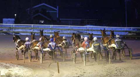 Viggo Trizz var först ut men galopperade direkt. När det sedan blev galopp även för Turbos Cherie i första kurvan hade Leif det lätt att hålla sig för skratt.