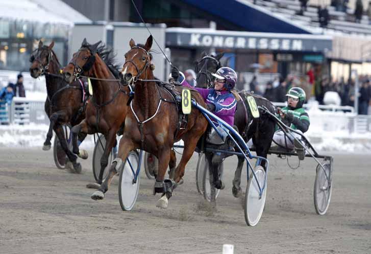 110212 Andra raka V75-triumfen för Turbos Cherie Katrin Frick bjuder på en härlig segergest när hon styrkda in Turbos Cherie till hennes andra raka V75-seger.