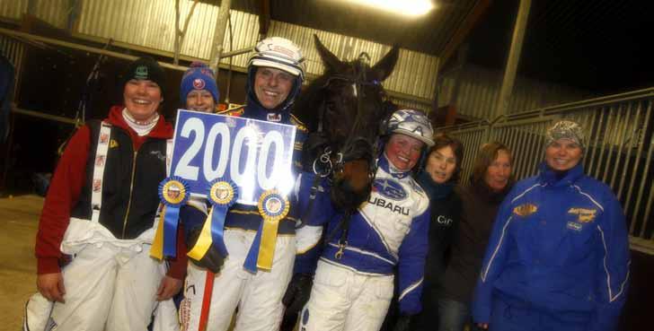 110218 Leif Witasp till 2000! Jubilaren Leif Witasp tillsammans med hela sitt team efter karriärens 2000:e kuskseger.