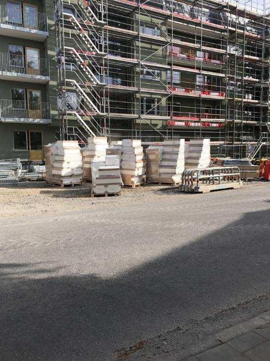 BESKRIVNING AV EMPIRIN lägenhet den skulle till. Emballagen bröts på lossningszonen och bars under förmiddagen in för hand av yrkesarbetarna till respektive lägenhet (Bild 9).