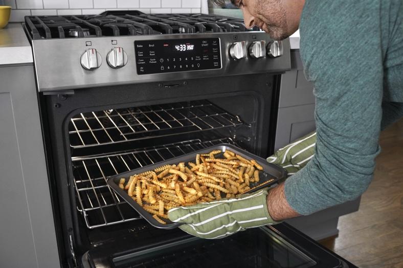 Innovationer för förstklassiga konsumentupplevelser Electrolux fokuserar på att erbjuda innovationer som förhöjer upplevelsen för konsumenten inom matlagning, klädvård och ett hälsosamt välbefinnande
