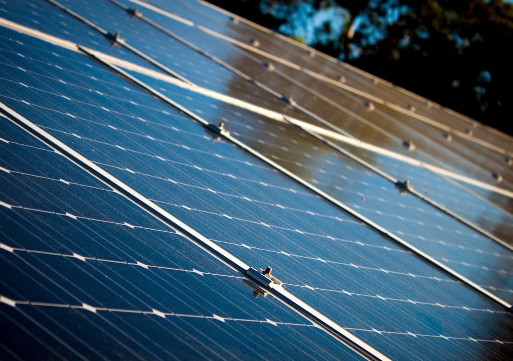 Det fungerar genom att solcellspanelerna producerar elektrictet från solens energi, inte från dess värme.
