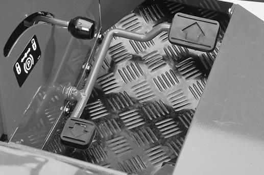 Reglage Drivpedal (fig. 8) Drivpedalen: ) för maskinen framåt, 2) backar maskinen och 3) stannar maskinen.