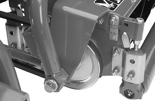 Använd ett original TORO oljefilter vid byte.. Ta bort hydrauloljefiltret från monteringshuvudet.. Avtappningsplugg 2. Påfyllningsplugg 2 Figur 43 2. Stryk på ett lager olja på packningen.