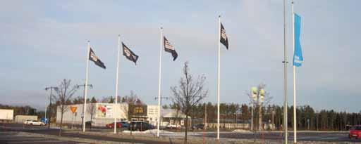 Flaggor av duk, reklamflaggor på fasad och på byggnaders tak En flagga med ett kommersiellt budskap som sitter uppe dygnet runt räknas som skylt och är därmed bygglovspliktig.