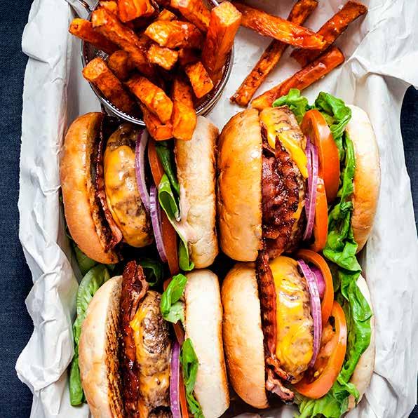 GRILLADE HAMBURGARE med cheddarost, bacon och sötpotatispommes Ca 45 min Burgare 400 gram nötfärs 8 skivor cheddarost förp bacon 4 stora salladsblad 2 tomater, ca 200 gram ½ rödlök förp hamburgerbröd