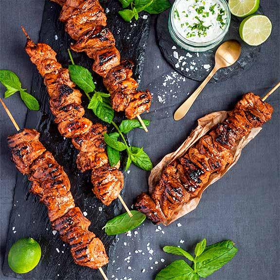 ASIATISKA FLÄSKKARRÉSPETT med myntasås och tabbouleh Ca 50 min Fläskkarréspett kg fläskkarré dl rapsolja* msk riven ingefära 2 vitlöksklyftor Skal och saft från lime 2 msk japansk soja msk fisksås*