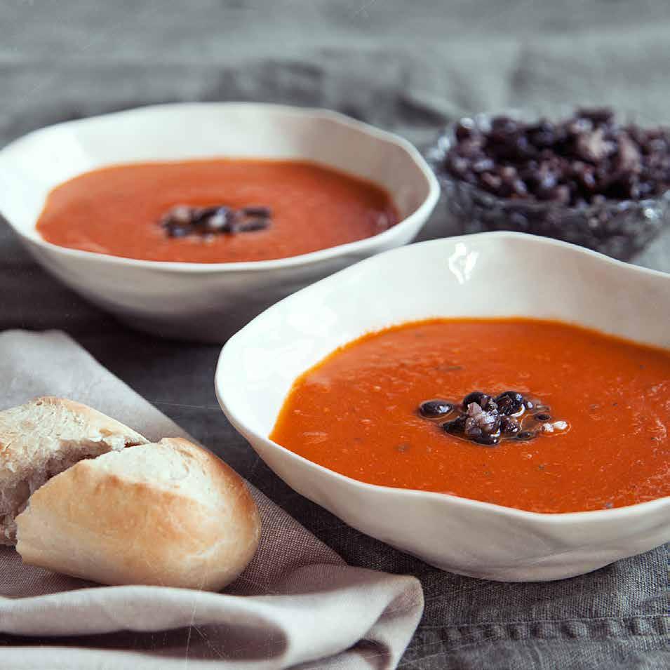 TOMATSOPPA med böntopping och varmt bröd Ca 25 min Soppa rödlök vitlöksklyftor 2 msk olivolja* tsk torkad basilika* msk balsamvinäger* 2 msk tomatpuré* 2 burkar körsbärstomater 5 dl vatten* 2 msk