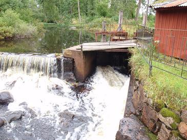 Bild 33-35. Björkbacken ost. Björkö Detta vandringshinder synes nyligen uppfört och syftet med dammen synes vara att driva ett litet kvarnhjul som troligen är kopplat till en generator.