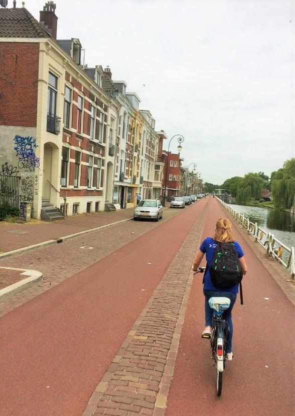 Biltrafik på cykelns villkor Foto Per-Erik Hahn Linköping, Utrecht I en urban stadsmiljö så är cykeltrafiken den mest yteffektiva transporten, utan att för den sakens skull utesluta biltrafik.