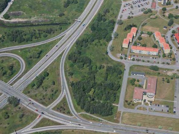 9(19) Förutsättningar och förändringar Natur- och kulturmiljö Planområdet ligger på en öppen yta som till största delen dominerades av bevuxet sly/ buskar, mindre lövträd samt några enstaka större