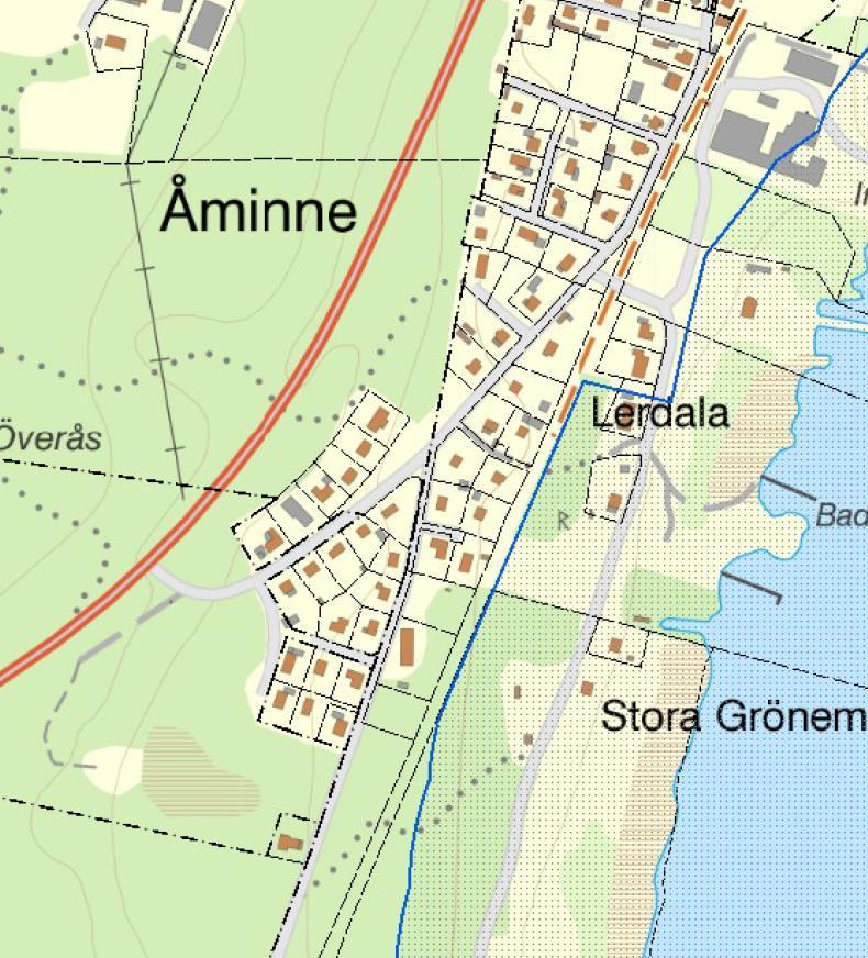 Boende i området har uttryckt oro över trädets skick. En arborist kan utföra en besiktning och föreslå eventuella åtgärder såsom kronreducering, kronstabilisering eller i värsta fall fällning.